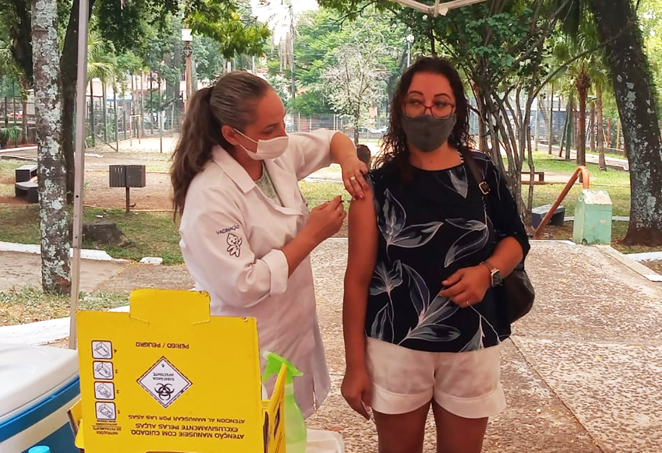 Saúde imuniza 357 pessoas contra a Covid-19 durante o “Brique da Praça”